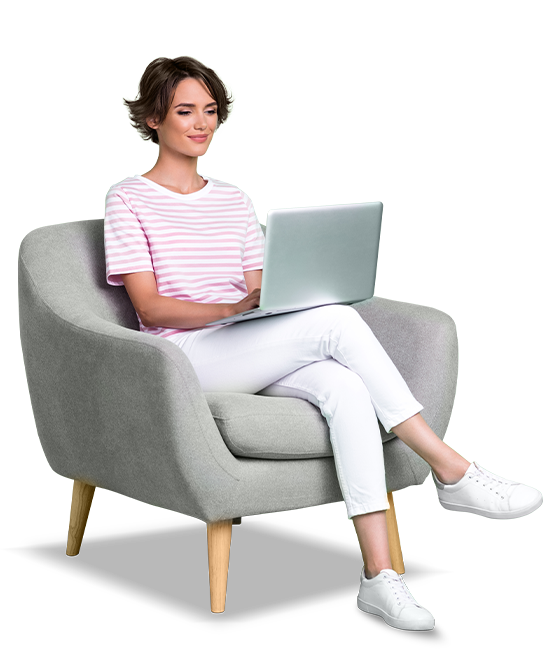 Mulher sentada utilizando um computador