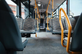 Comprar ônibus: imagem mostra um ônibus público vazio.
