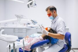 paciente na sala de dentista (consórcio para tratamento odontológico)