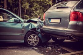 dois carros amassados após batida (acidente de carro)