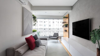 Comprar apartamento sem entrada: imagem mostra a sala e varanda de um apartamento.