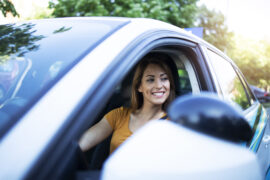 mulher dirigindo carro (renovação de seguro auto)