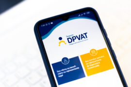 Celular apresenta na tela o aplicativo do seguro DPVAT.