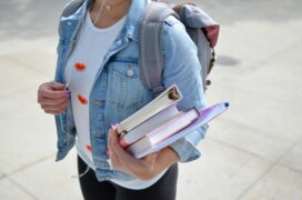 Mulher com mochila e livros