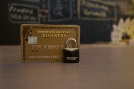 Cartão de crédito ao lado de cadeado