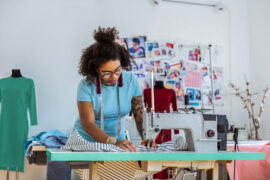 Financiamento: uma mulher está trabalhando em uma máquina de costura.