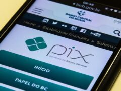 Pix: tela de celular mostra o site do Banco Central do Brasil, com a palavra Pix.