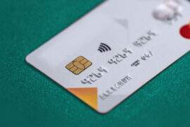 cartão de crédito branco em fundo preto