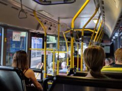 Bilhete Único: imagem de um ônibus por dentro com pessoas sentadas nos bancos