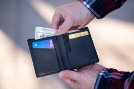 Cartão de crédito: uma carteira aberta mostrando cartões e dinheiro