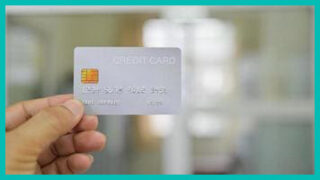 cartão de crédito: mão segurando cartão de crédito