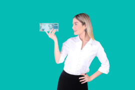 mulher segurando notas de R$ 100 (empréstimo de R$ 20 mil)
