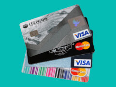 três cartões de crédito em fundo brando (cadastrar cartão no PicPay)
