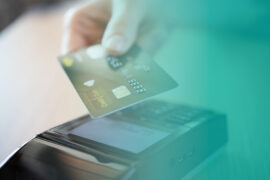 limite do cartão de crédito: cartão sendo utilizado para realizar um pagamento por aproximação
