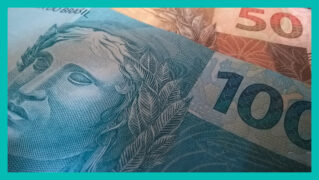 uma nota de 100 reais sobreposta a uma nota de 50 reais (empréstimo para pagar outro empréstimo)