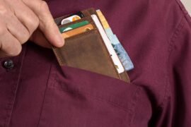 homem tirando carteira do bolso da camisa (desbloquear cartão do Banco Pan)