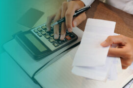 Cartão de crédito: uma pessoa segura uma caneta, alguns papéis e digita na calculadora. Abaixo há uma agenda.