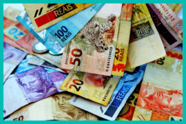 notas de dinheiro brasileiro (saber o valor do Auxílio Brasil)