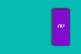 cartão de crédito: fundo roxo e celular com a tela mostrando o logo do Nubank