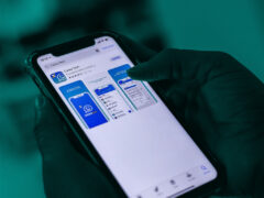 Pix: uma pessoa segura um celular e, na tela, é mostrado o aplicativo Caixa Tem.