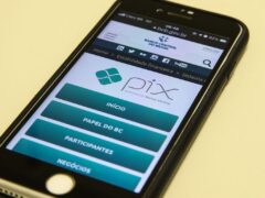 Tela do celular mostra o site do Banco Central do Brasil, com o logo do Pix no topo e botões para acessar conteúdo referente ao tema.