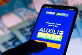 Auxilio Brasil: Celular mostrando a tela inicial do aplicativo do benefício