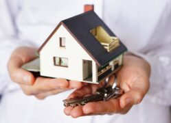 pessoa segurando casa e chaves (banco aprova financiamento)