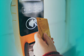 cartão de crédito: cartão sendo utilizado em máquina de aproximação