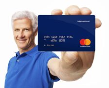 cartão de crédito: senhor segurando cartão