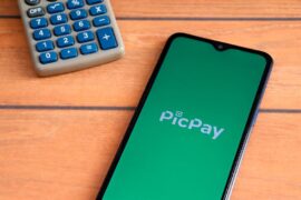 cartão de crédito: celular mostrando o logo do picpay e calculadora ao lado