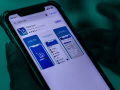 Conta Poupança Social Digital: uma pessoa está mexendo no celular e, na tela, é mostrado o aplicativo Caixa Tem.