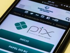 Um celular mostra na tela o site do Banco Central do Brasil, com a página referente ao Pix, sistema de pagamentos instantâneos.