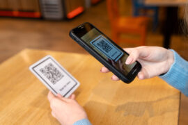 Pix: uma pessoa utiliza o celular para realizar a leitura de um QR Code.