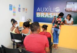 Auxílio Brasil: Posto de atendimento do CadÚnico com pessoas na fila