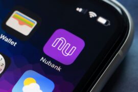 Dinheiro: celular mostrando app do Nubank