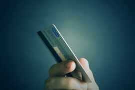 limite do cartão de crédito: cartão sendo segurado
