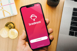 Pix: celular aberto na tela do app do Banco Bradesco