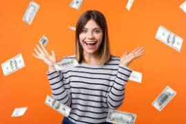 saque aniversário: mulher feliz rodeada de notas de dinheiro caindo