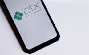 Pix: celular mostrando logo do pix