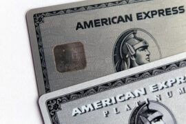 Imagem mostra dois cartões American Express.