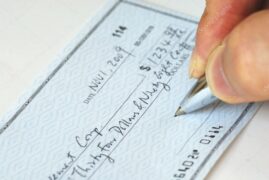 cheque sem fundo como pagar: cheque sendo assinado