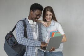 dois estudantes conversando (empréstimo para estudante)