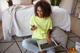 mulher usando computador e celular (link falso)