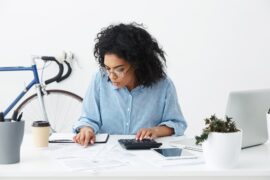 mulher fazendo contas (Imposto de Renda 2023)