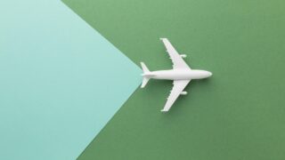 Como comprar passagens aéreas baratas: ilustração de um avião.
