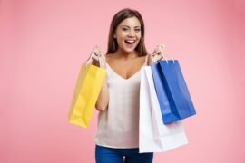 mulher com sacolas de compras (semana do consumidor)