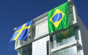 Empresas suecas no Brasil: um prédio contém pendurada uma bandeira do Brasil e outra da Suécia.
