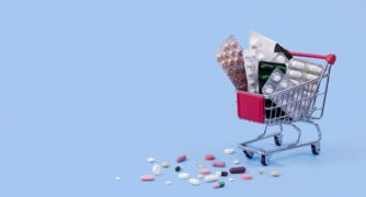 Empréstimo para comprar remédios: imagem mostra a miniatura de um carrinho de supermercado e, dentro dele, há cartelas de remédios.
