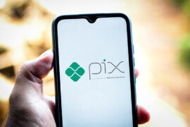 Bolepix: uma pessoa segura um celular e, na tela, é apresentado o logo Pix