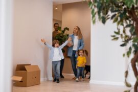 Família de mudando para casa nova (consórcio de casa)